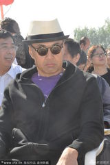 组图：周迅亮相《红高粱》开机亲证没怀孕