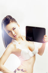 组图：郑亦桐变身数码宝贝尽显曼妙身姿