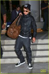 组图：朱莉便装黑超赴情人节 12岁儿子提大包