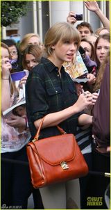 组图：泰勒斯威夫特格衬衫扮小清新与粉丝开心合照