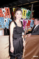 幻灯组图：蔡少芬张晋搭肩亮相 笑称天热先不造人