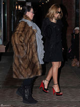 高清图：玛丽亚-凯莉街拍LOOK黑色大衣搭红底鞋