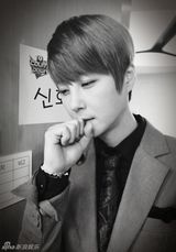 组图：韩团神话后台花絮搞怪 晒奖笑成花