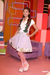 组图：豆花妹与瑶瑶同上节目 互戴高帽力挺新专辑