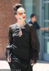 组图：LadyGaga中空秀八字奶 脸上涂鸦鬼魅十足