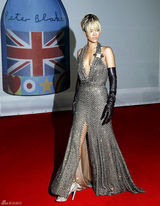 高清组图：蕾哈娜性感V领礼服亮相全英音乐奖