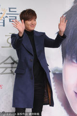 组图：李敏镐帅气风衣亮相 台上嘟嘴吐舌卖萌