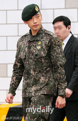 组图：韩星Rain正式退役 帅气行军礼湿眼眶