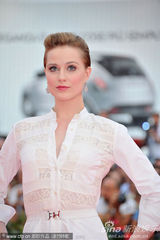 组图：埃文-雷切尔-伍德身穿个性白裙红毯抢镜