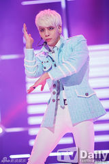 组图：IU《MCD》强势夺冠 SHINee水蓝装劲舞