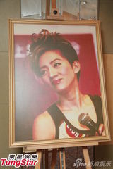 组图：梅艳芳珍贵纪念品展出 歌迷会未邀请梅妈