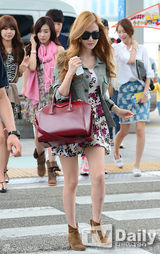 组图：少女时代赴台开唱 机场亮相衣着个性