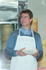 组图：阿汤哥围裙学做小笼包 拍照签名来者不拒