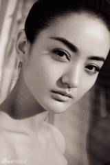 幻灯图：朱杰黑白写真 “晚秋”也有“狠”气质 