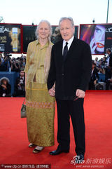 威尼斯电影节闭幕式红毯 迈克尔-曼携妻子亮相
