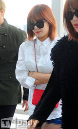 组图：韩团4minute赴港 戴墨镜埋头亮相机场