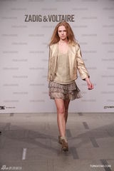 组图：文咏珊清爽亮相时装展 黄耀明展留须造型