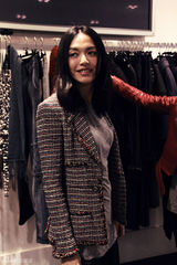 组图：姚晨徜徉巴黎街头 为时装周挑选服装 