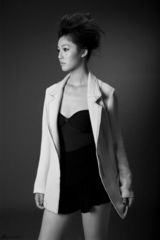高清图：于娜全新黑白写真曝光  尽显时尚华丽风范