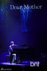 组图：紫雨林回归首唱 女主唱透视装性感