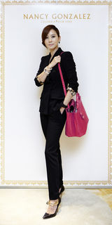 高清图：韩星金南珠拍名包写真 职业女性尽显干练