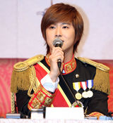 幻灯图：音乐剧《宫》发布会 郑允浩出席帅气亮相