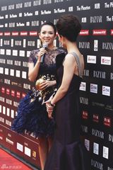 组图：章子怡芭莎慈善夜亮相似黑天鹅