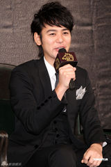 组图：妻夫木聪金马影展会影迷 现场大秀中文