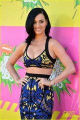 组图:儿童选择奖红毯  暮光女秀美腿钱妞变绅士