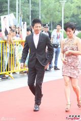 组图：吴莫愁助阵选秀 一改性感扮起小清新