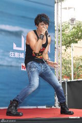 组图：汪东城摇滚风会歌迷 否认与炎亚纶有心结