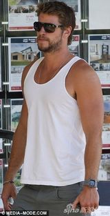 组图：小锤弟拍戏偷闲 不陪未婚妻陪老母