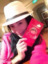 组图：张柏芝晒素颜美照似少女 露肩隐现内衣带