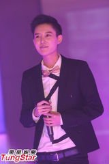 组图：马诺火辣装劲歌热舞 新人林弯弯小清新