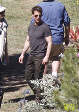 组图：阿汤哥闪离后重返片场 与养子有说有笑