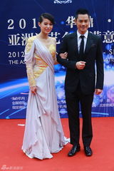 组图：郑嘉颖胡杏儿亮相华鼎红毯上演黑白配