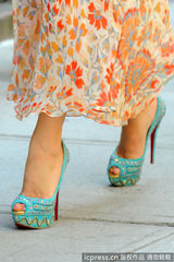 组图：莱弗利碎花裙赶拍《绯闻女孩》 搞怪表情不断