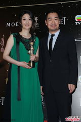 组图：张国立徐帆金像奖后台捧奖杯合影