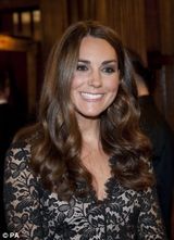 组图：凯特王妃亮相大学庆典派对 黑色透视裙抢眼