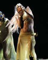 高清图：格莱美现场 Lady Gaga野兽妆热力献歌