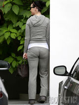 组图：凯蒂佩里灰色外套出行 紧身裤显内衣边际