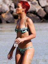 组图：蕾哈娜庆25岁生日 最爱比基尼大盘点