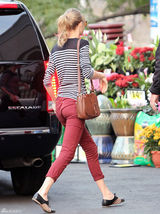 高清组图：泰勒-斯威夫特街拍条纹上衣搭配红裤