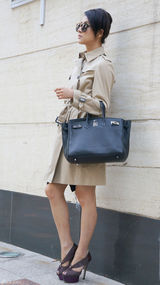 组图：贾青街拍LOOK 风衣干练职场范