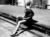 组图：环球小姐冠军詹妮佛街头写真性感秀美腿