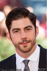 组图：《汤姆》首映 伊芙琳裸背大玩借位吻