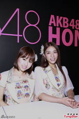 组图：AKB48两成员访港 碎花短裙清新甜美