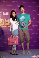 组图：锦荣担任代言人自曝尺寸大衣服不好买