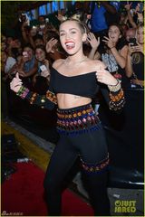 组图：MTV红毯女星水果姐秀牙套ladygaga扮人鱼