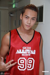 组图：古巨基变明星篮球队经理 阿sa为男友助威